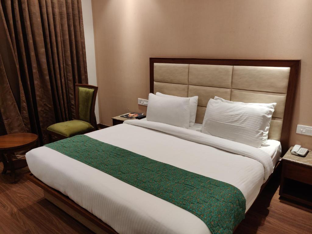 Двухместный (Day Use Room from 9am to 6pm only with railway station transfers), Maple Grand