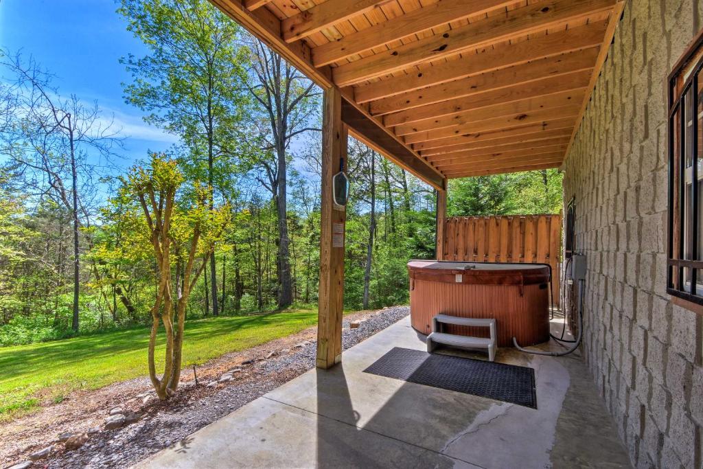 Trenton Cabin with Hot Tub - 14 Mi to Lookout Mtn! photo 1
