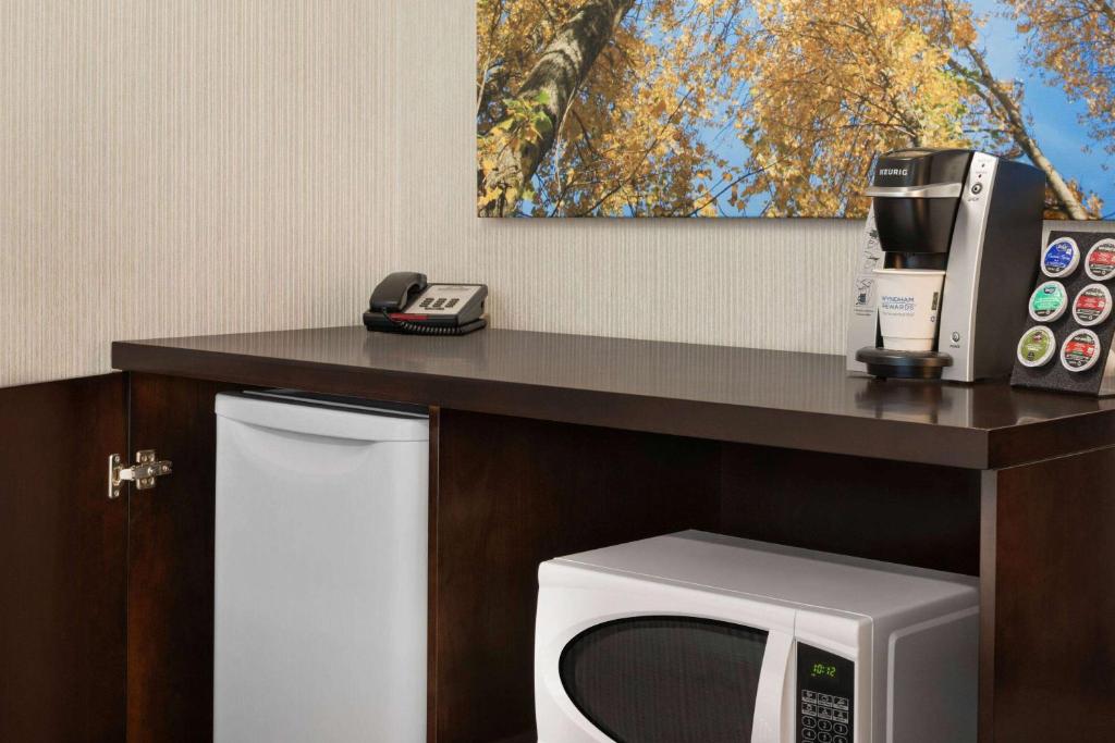 Days Inn by Wyndham Wainwright photo 4