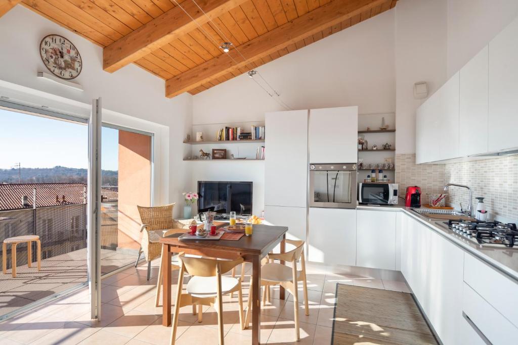 Bright Apartment Como Cavallasca photo 2