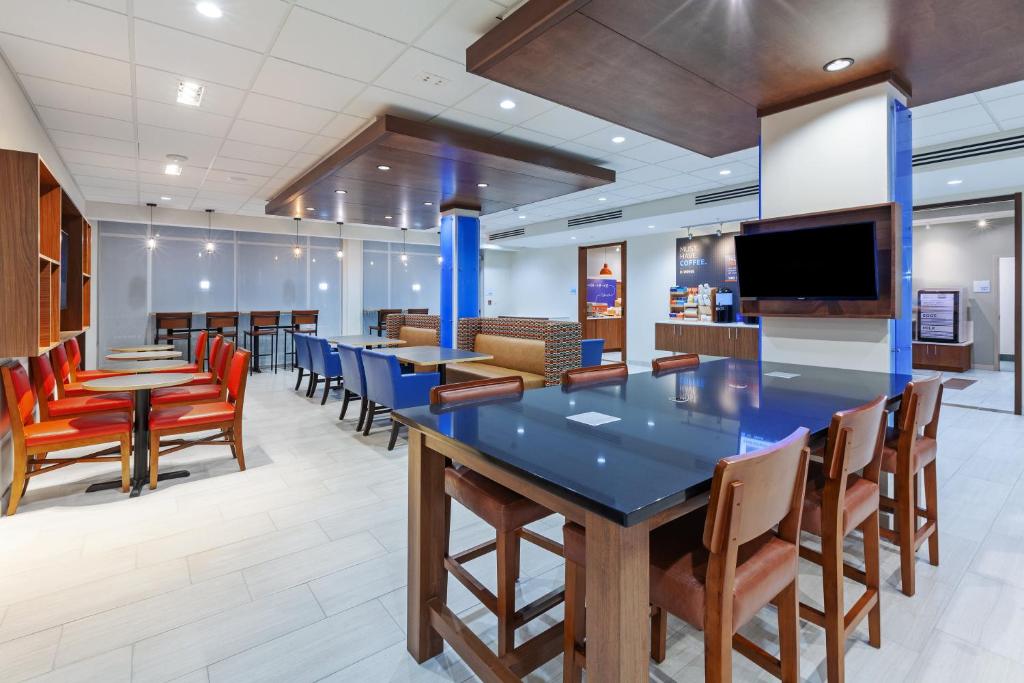Holiday Inn Express & Suites - Tulsa Northeast - Owasso, an IHG Hotel photo 3