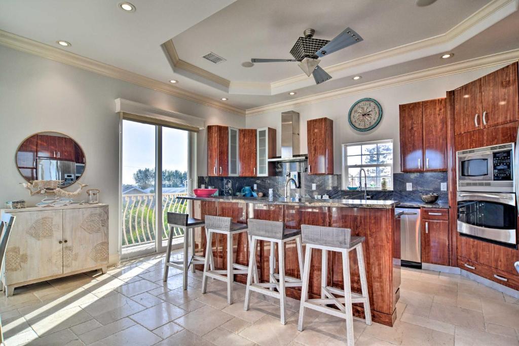 Townhome Located 200 Steps to a Locals-Only Beach! photo 1
