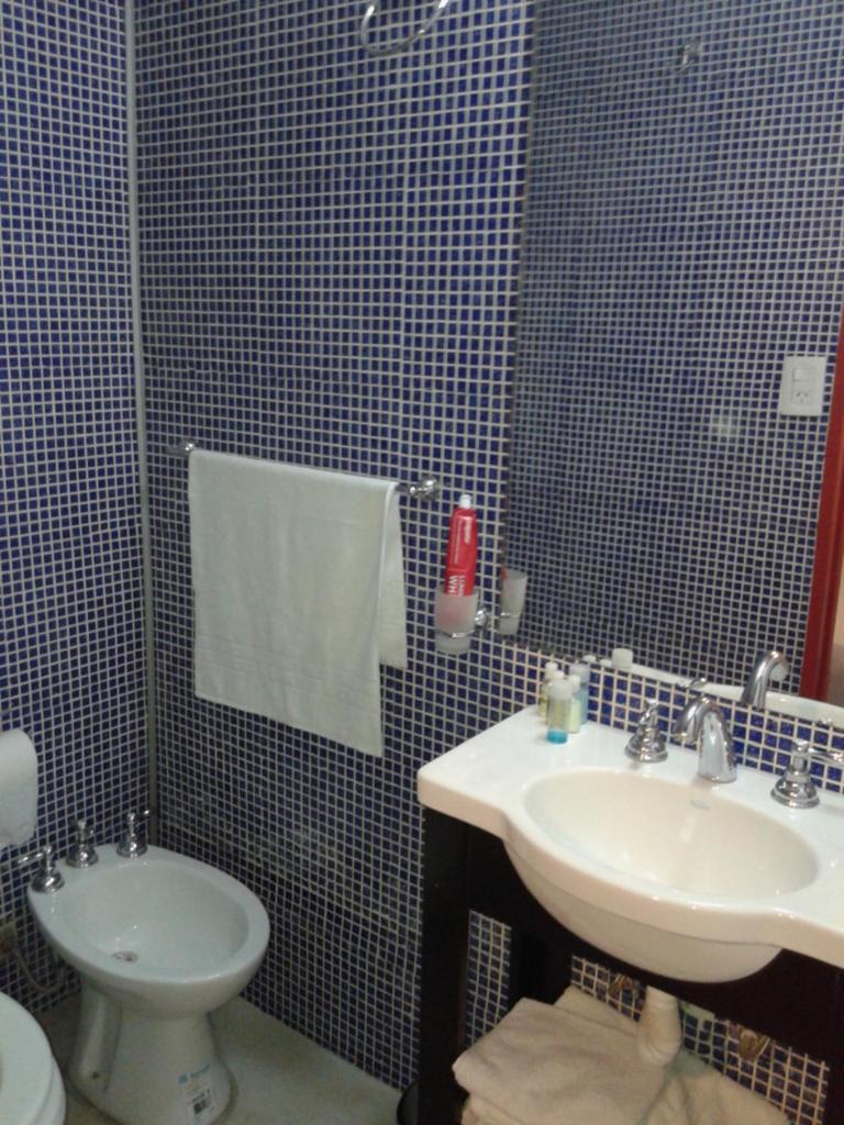 Monoambiente con baño privado y cocineta dentro de casa photo 3