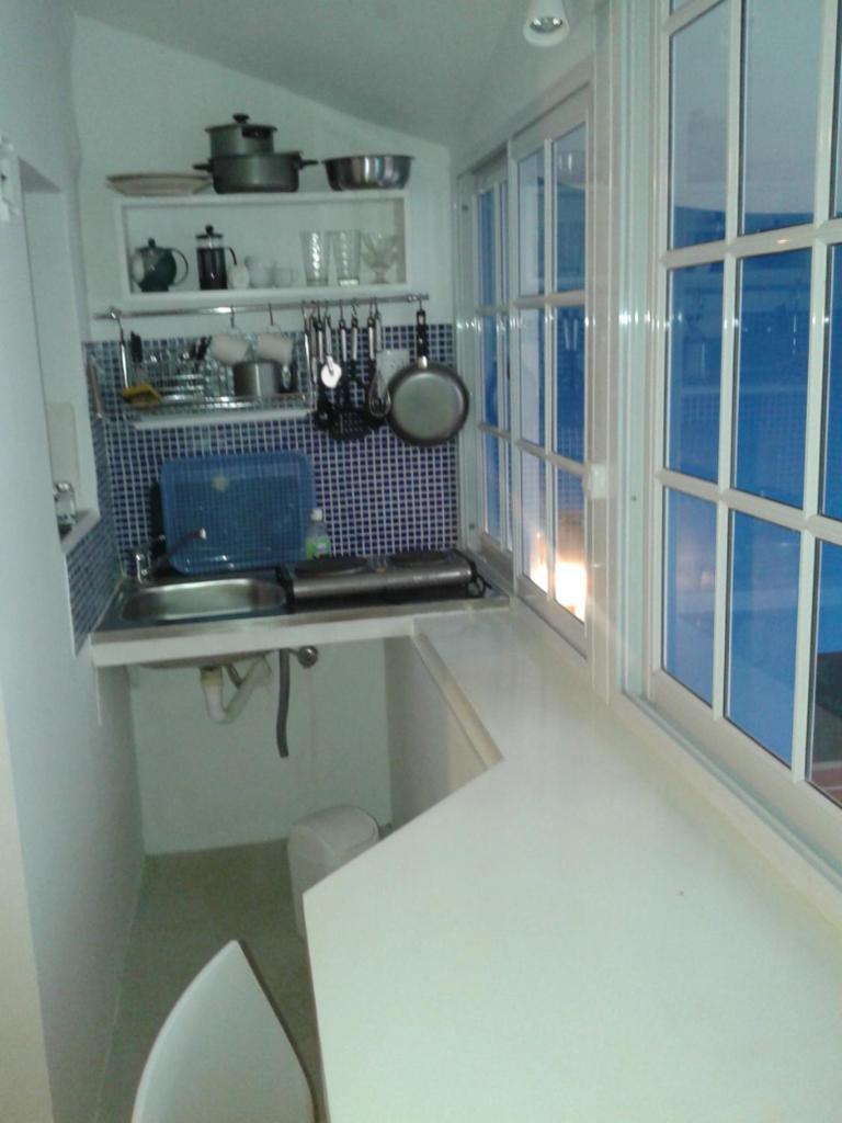 Monoambiente con baño privado y cocineta dentro de casa photo 2