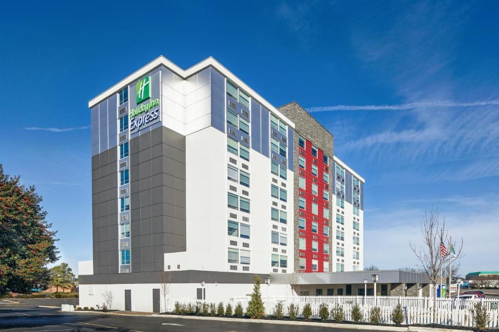 Holiday Inn Express Richmond - Midtown, an IHG Hotel image