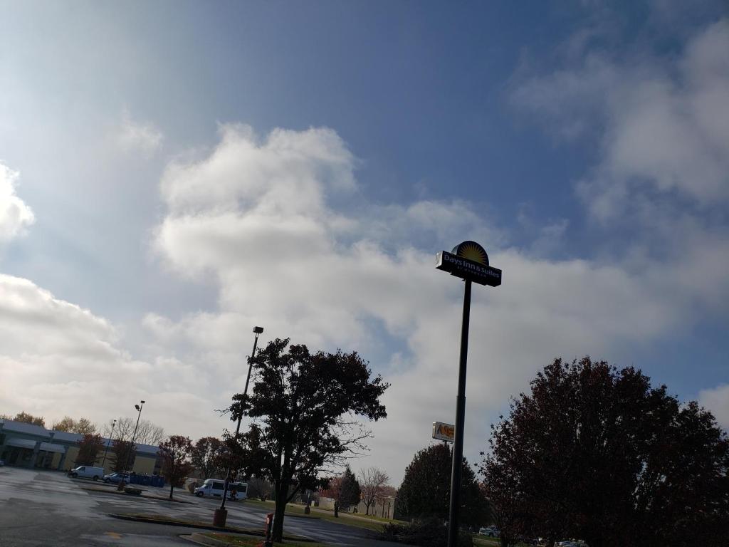 Days Inn & Suites by Wyndham Merrillville image