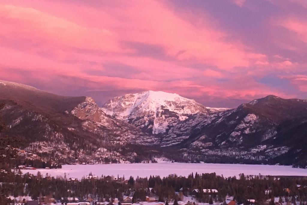 Updated Mtn Condo with Views and Deck Less Than 1 Mi to Lake! photo 2