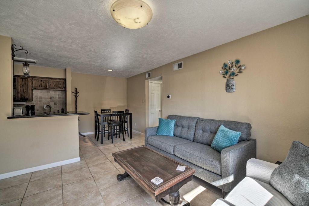 Game Day Retreat with Pool Access 2 Mi to Texas AandM photo 4