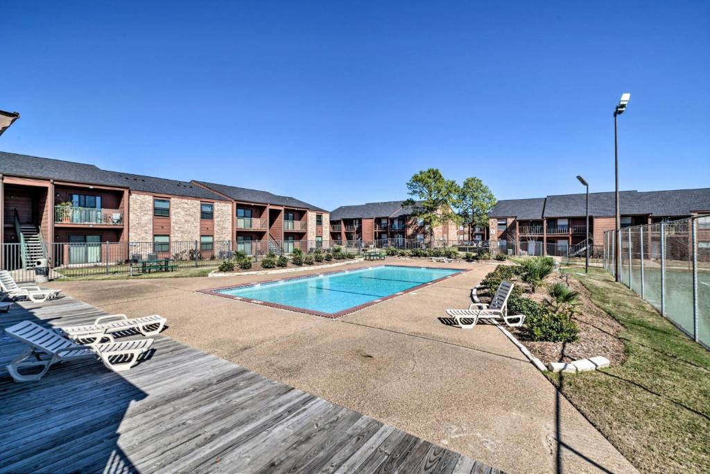 Game Day Retreat with Pool Access 2 Mi to Texas AandM photo 2