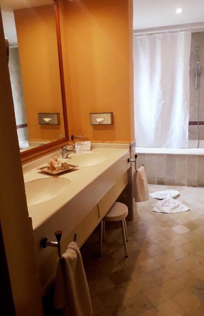 Сьюит (Полулюкс), Отель Alhambra Thalasso - Warwick Hotels