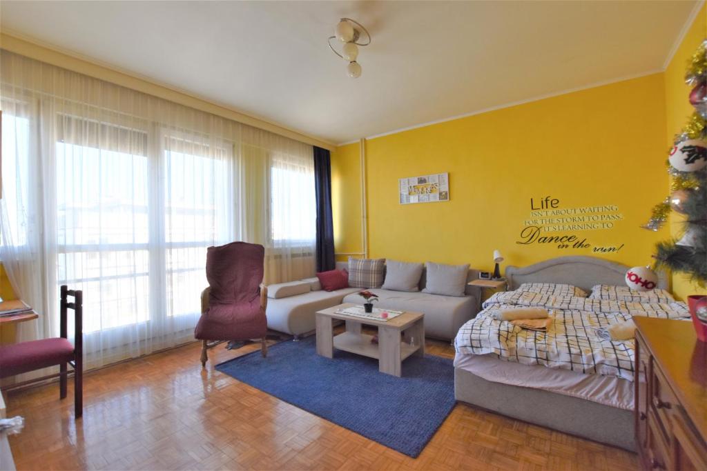 Autokomanda Apt. with Beautiful View near Center!