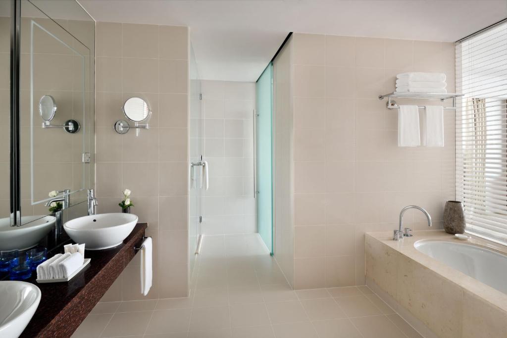 Двухместный (Улучшенный двухместный номер с 1 кроватью), Отель Crowne Plaza Dubai Festival City