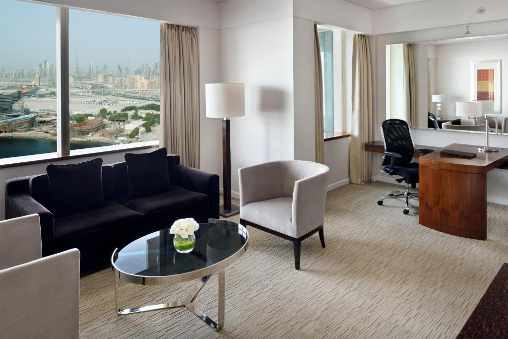 Сьюит (Улучшенный люкс с 1 спальней, рядом с берегом), Отель Crowne Plaza Dubai Festival City