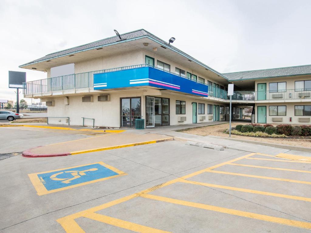 Regency Inn Tulsa photo 1