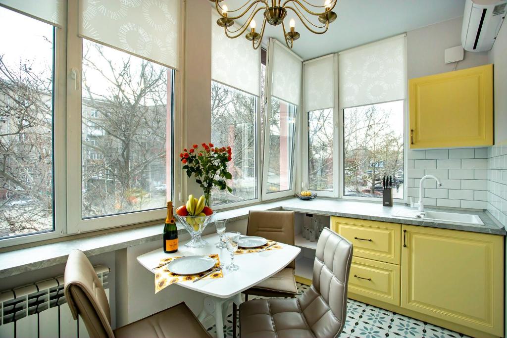 Bright apartment city view photo 1