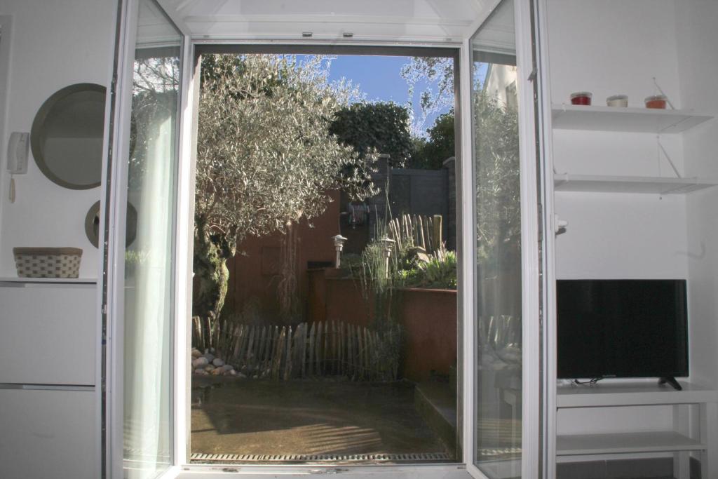 Appartement 2 Pièces Rez de Jardin / Terrasse Proche Gare et Hyper Centre photo 3