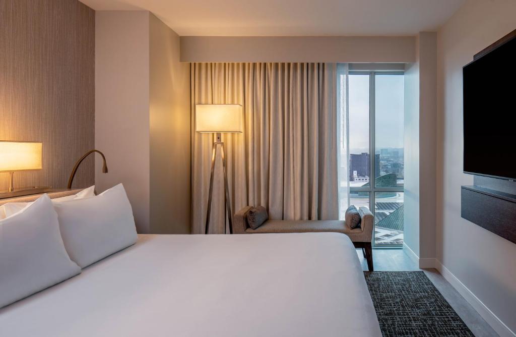 Сьюит (Corner Suite | King Bed), Hyatt Regency Portland at the Oregon Convention Center