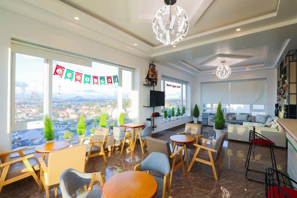 Cosy Hotel - phòng ban công