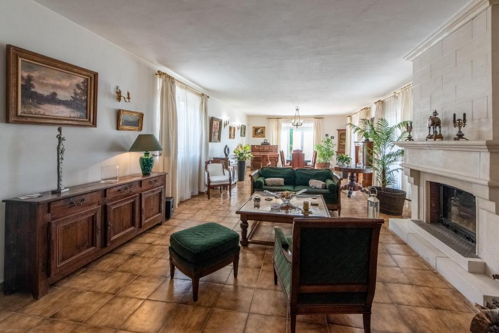 Villa Bellet - Tap to explore photos