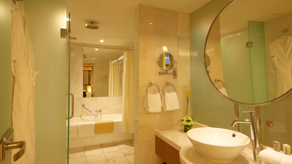 Сьюит (1 King Bed Junior Suite Living Area), Crowne Plaza Beijing Wangfujing