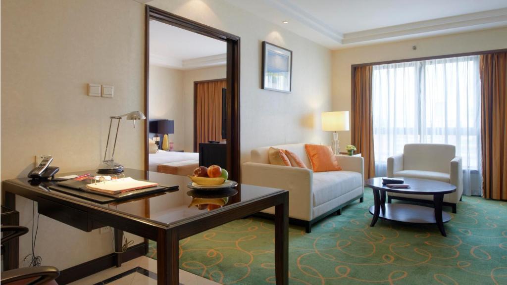 Сьюит (1 King Bed 1 Bedroom Suite Living Area), Crowne Plaza Beijing Wangfujing