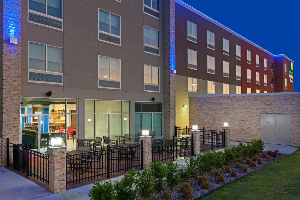 Holiday Inn Express & Suites Tulsa South - Woodland Hills, an IHG Hotel photo 2