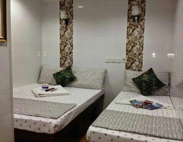Трехместный (Трёхместный номер с 3 односпальными кроватями), Dutch Hostel