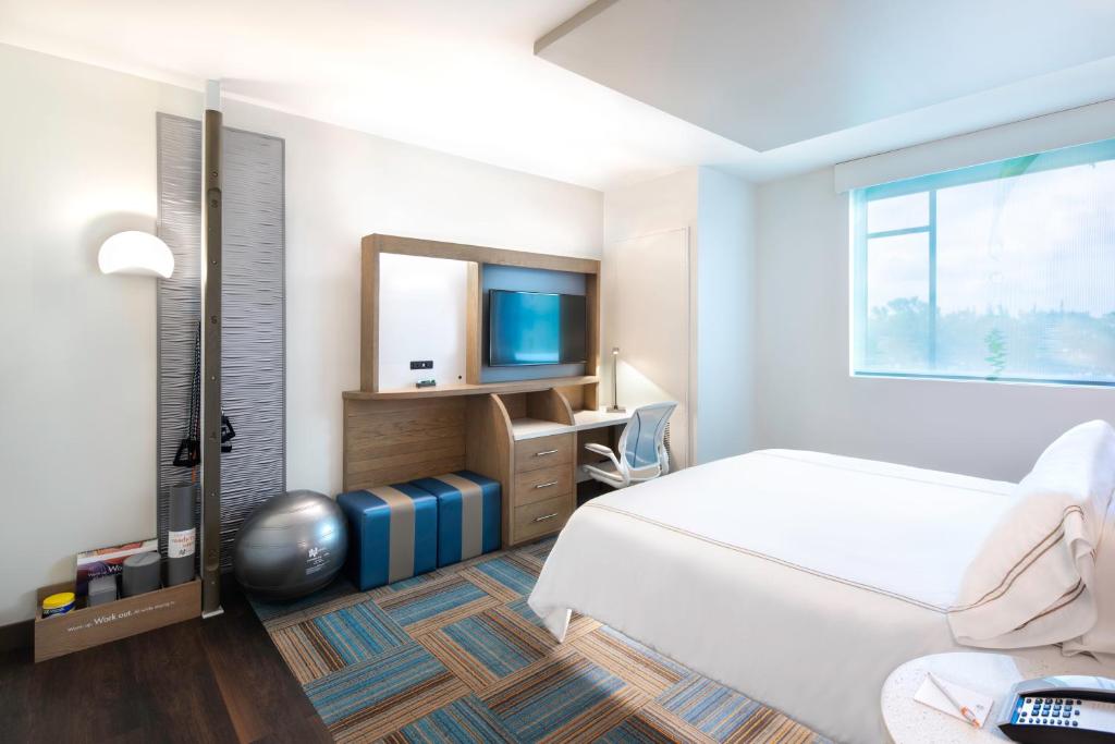 Сьюит (Suite - Mobility Access Roll in Shower/Non-Smoking), EVEN Hotel Miami - Airport, an IHG Hotel