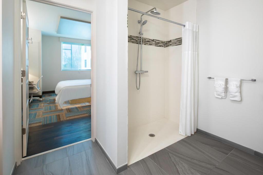 Сьюит (Suite - Mobility Access Roll in Shower/Non-Smoking), EVEN Hotel Miami - Airport, an IHG Hotel