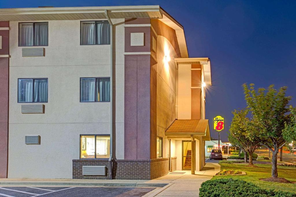 Super 8 by Wyndham College Park Wash DC Area image