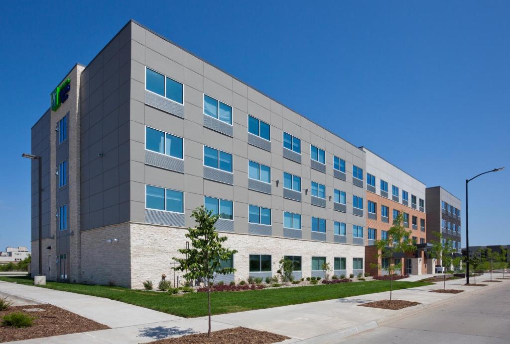 Holiday Inn Express & Suites Des Moines Downtown, an IHG Hotel image