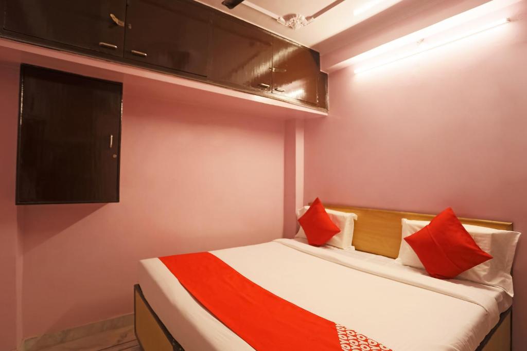 Трехместный (Трехместный номер «Комфорт» с душем), Vaccinated Staff - OYO 48287 Bst Hotel