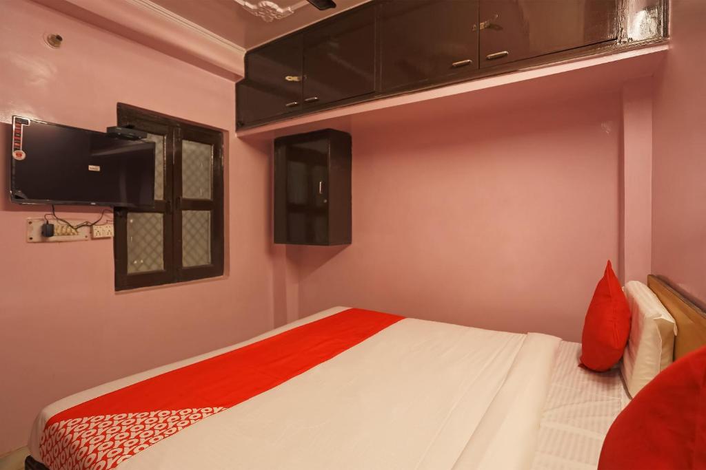 Трехместный (Классический трехместный номер), Vaccinated Staff - OYO 48287 Bst Hotel