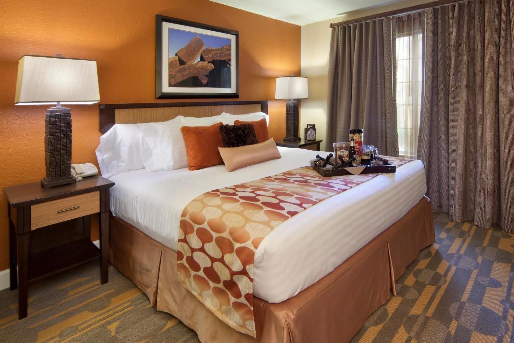 Апартаменты (Вилла с 2 спальнями), Holiday Inn Club Vacations at Desert Club Resort, an IHG Hotel