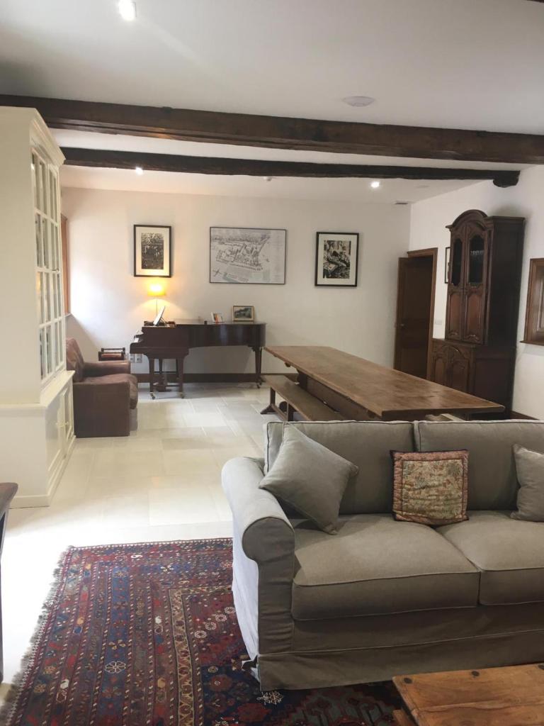 Farmhouse in a working winery with vineyard views photo 4
