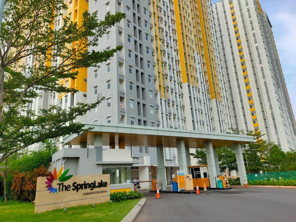 The Springlake and View Summarecon Bekasi Studio MDN Furnish and WiFi photo 3