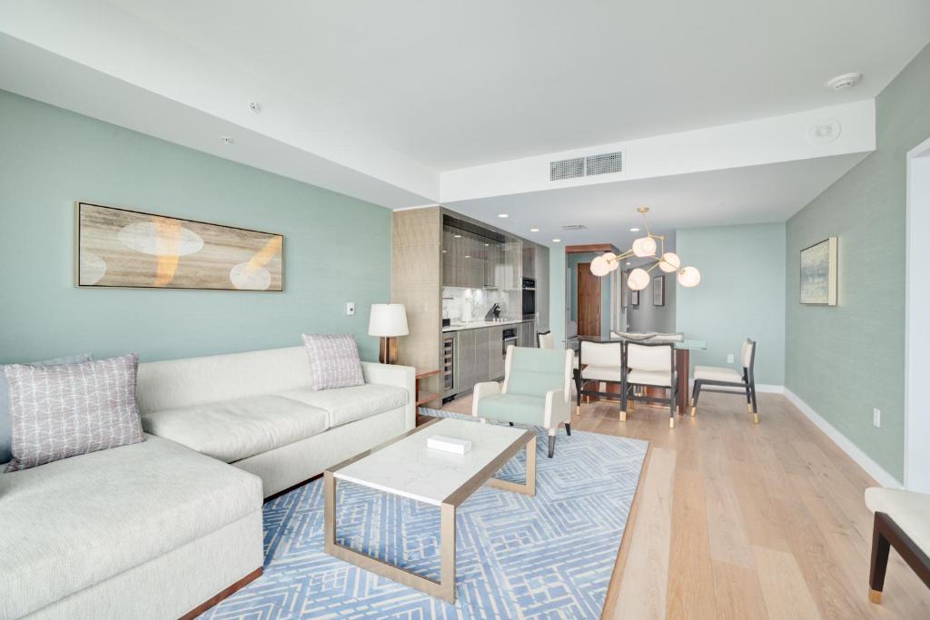 Сьюит (Люкс «Премьер» с 2 спальнями и видом на океан), Real Select at The Ritz-Carlton Residences, Waikiki Beach