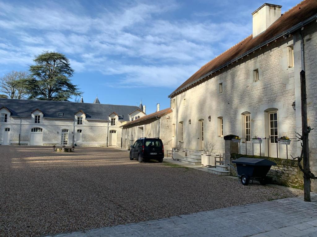 Farmhouse in a working winery with vineyard views photo 1