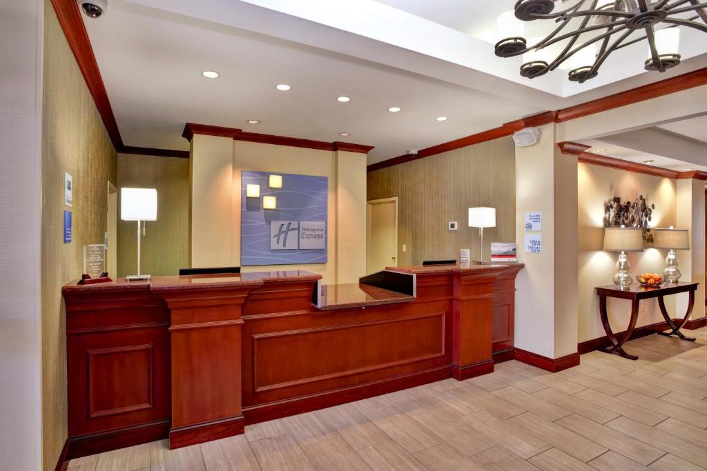 Holiday Inn Express Hotel & Suites Grand Rapids-North, an IHG Hotel photo 2