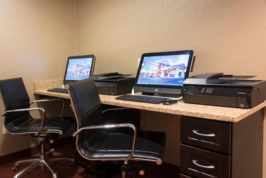 Holiday Inn Express Hotel & Suites Grand Rapids-North, an IHG Hotel photo 4