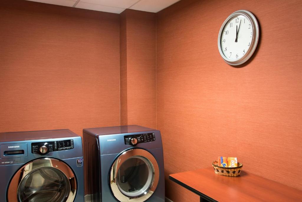 Holiday Inn Express Hotel & Suites Grand Rapids-North, an IHG Hotel photo 3