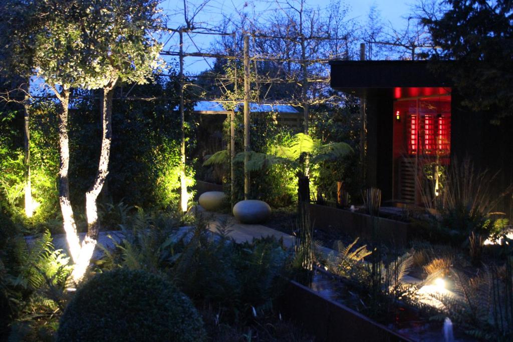 Bed and garden photo 3
