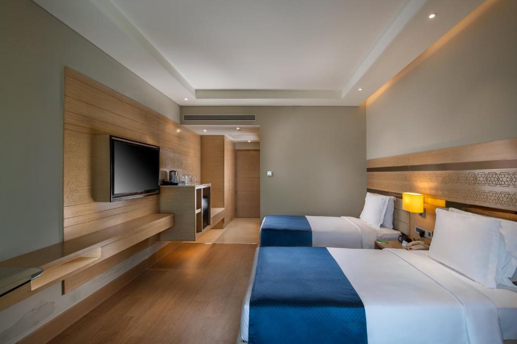 Двухместный (Deluxe Twin Room - Non-Smoking with 15% discount on food and soft beverages, happy hours at lobby bar, 3hrs early check-in and 2 hrs late check-out subject to availability), Holiday Inn Agra MG Road, an IHG Hotel