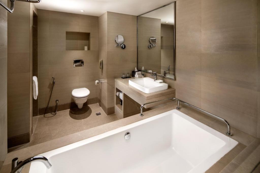 Двухместный (King Suite - Non-Smoking with 15% discount on food and soft beverages, happy hours at lobby bar, 3hrs early check-in and 2 hrs late check-out subject to availability), Holiday Inn Agra MG Road, an IHG Hotel