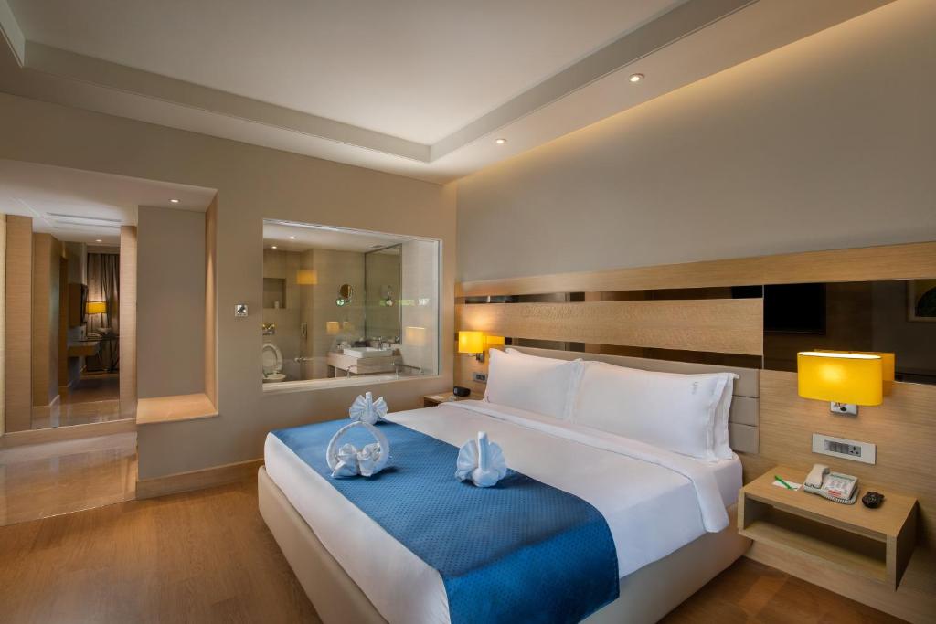 Двухместный (King Suite - Non-Smoking with 15% discount on food and soft beverages, happy hours at lobby bar, 3hrs early check-in and 2 hrs late check-out subject to availability), Holiday Inn Agra MG Road, an IHG Hotel