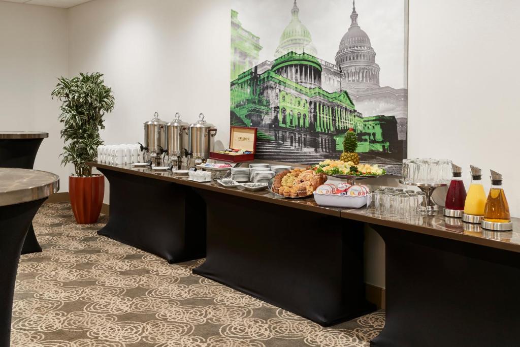 Holiday Inn Alexandria at Carlyle, an IHG Hotel photo 2