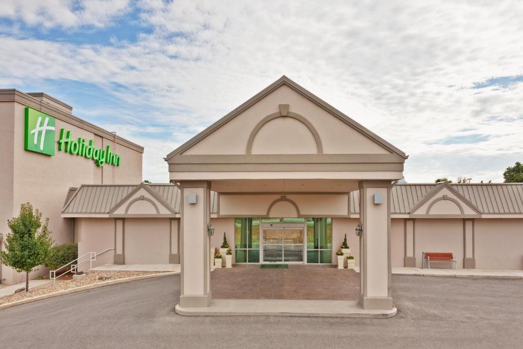 Holiday Inn Bloomington-University Area, an IHG Hotel photo 2