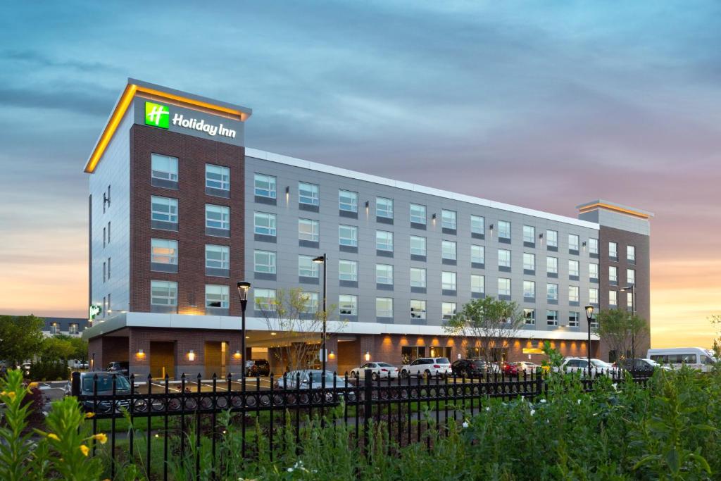 Holiday Inn Boston Logan Airport - Chelsea, an IHG Hotel image