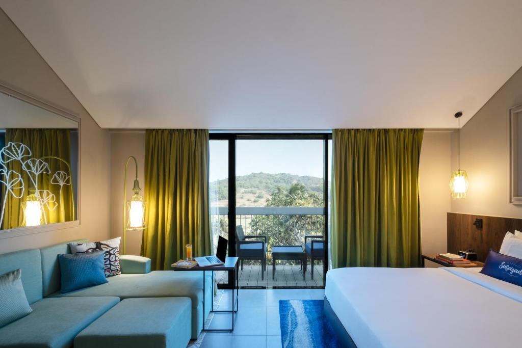 Трехместный (King Room with Balcony and 15% discount on Food and Beverage), Hyatt Place Goa Candolim