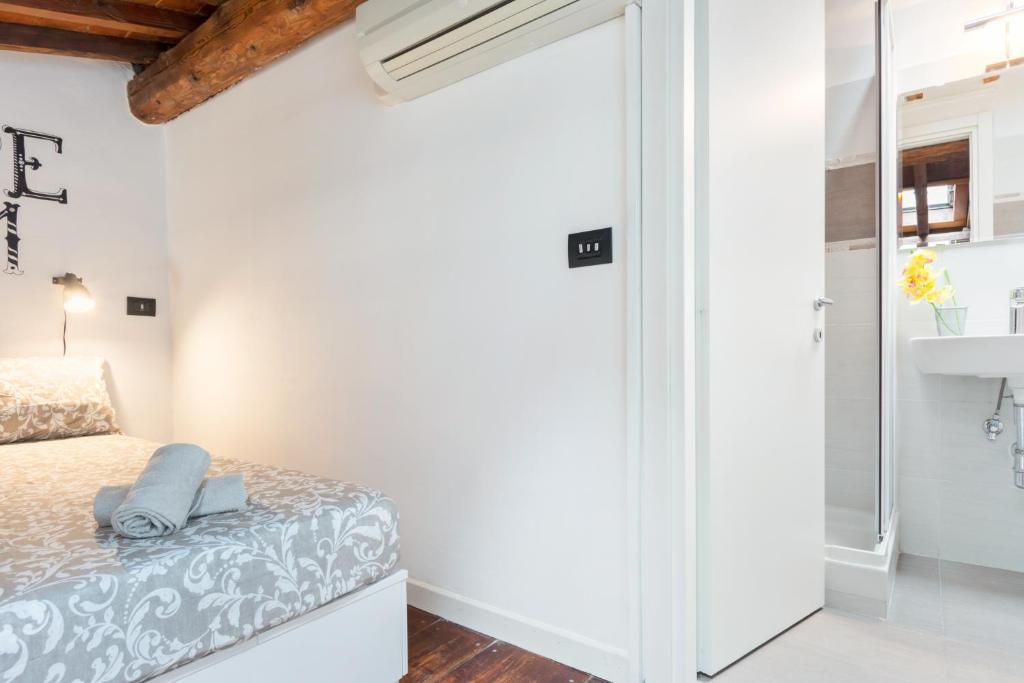 GuestHost - Modern Studio Flat - 3 mins from Duomo Square - Tap to explore photos